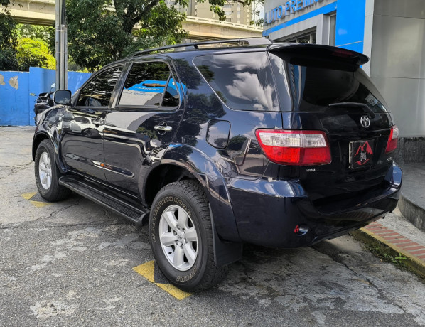 toyota-fortuner-2011-big-1