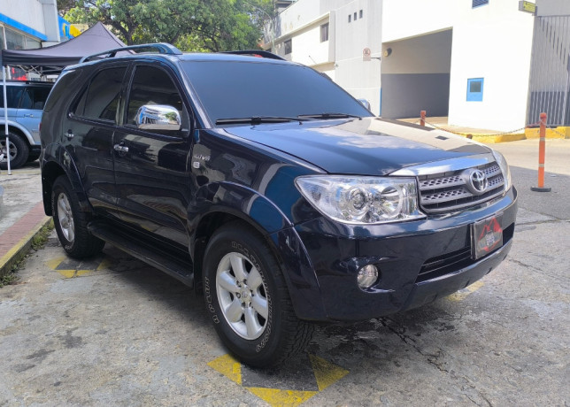 toyota-fortuner-2011-big-0