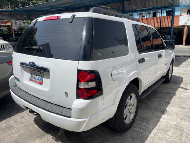 ford-explorer-2011-big-2