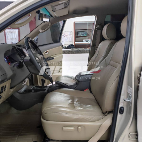 toyota-fortuner-2013-big-3