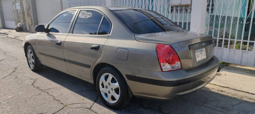 hyundai-elantra-2010-big-1