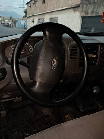 ford-f-150-2005-big-0