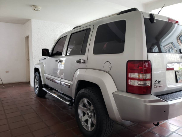 jeep-cherokee-2009-big-0